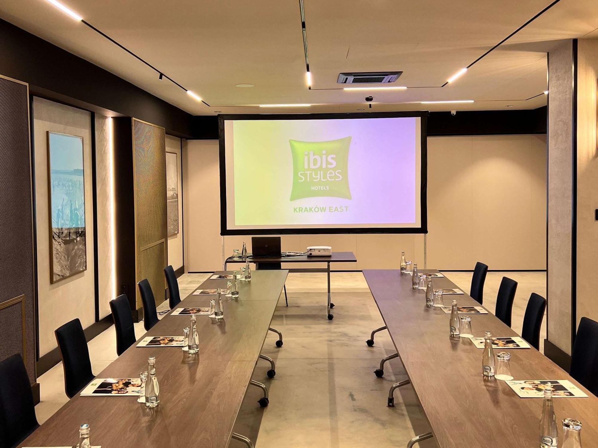 Отель Ibis Styles Krakow East Экстерьер фото