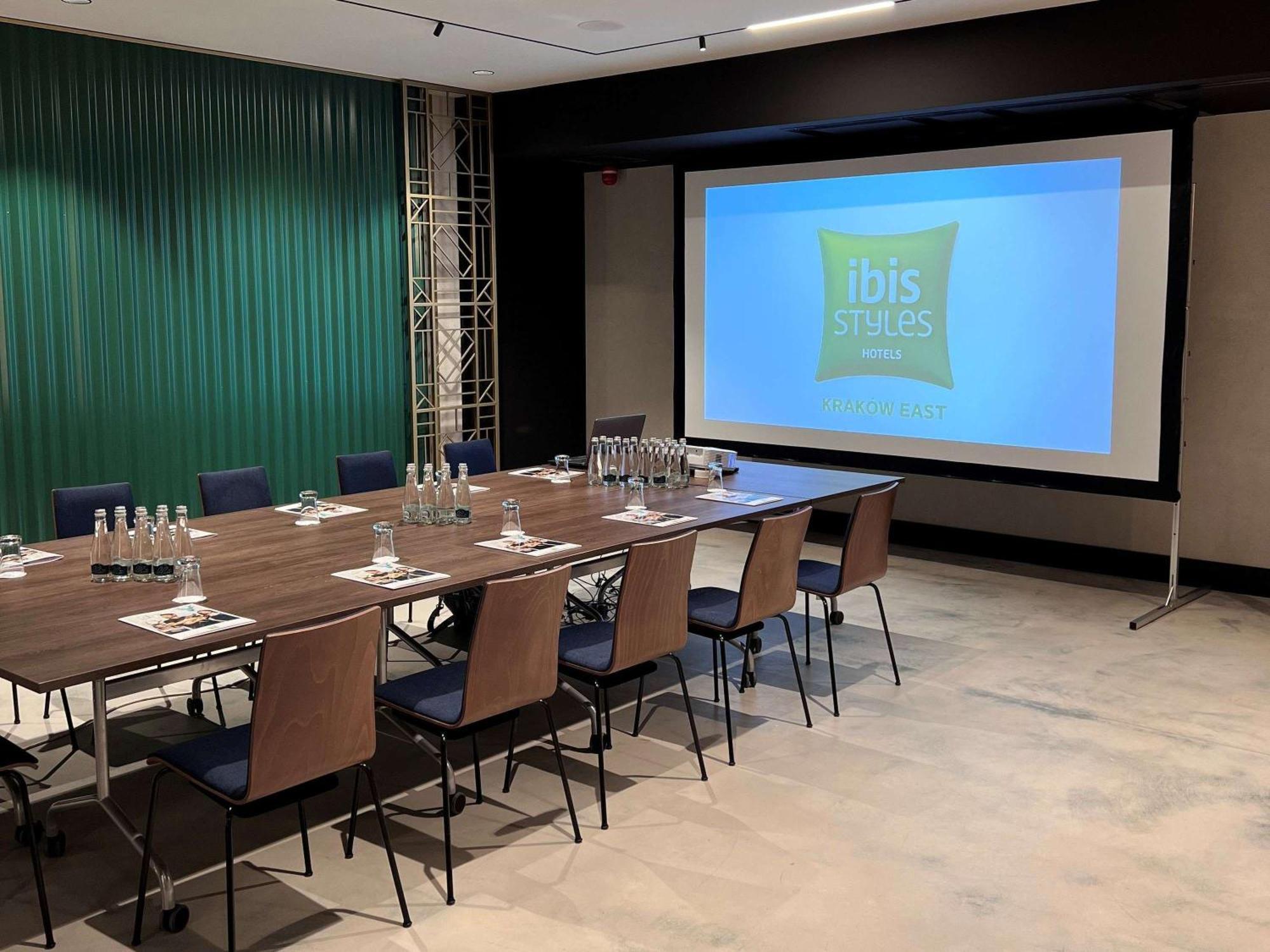 Отель Ibis Styles Krakow East Экстерьер фото